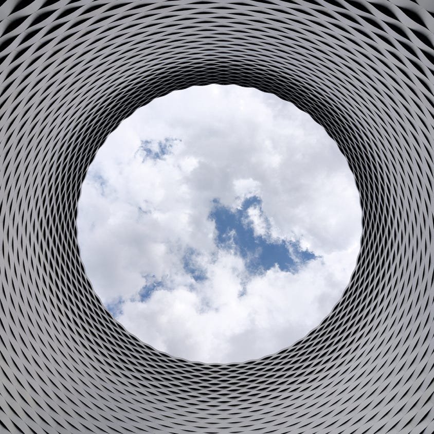 Low Angle Fotografie Des Grauen Und Schwarzen Tunnels Mit Blick Auf Weißen Bewölkten Und Blauen Himmel